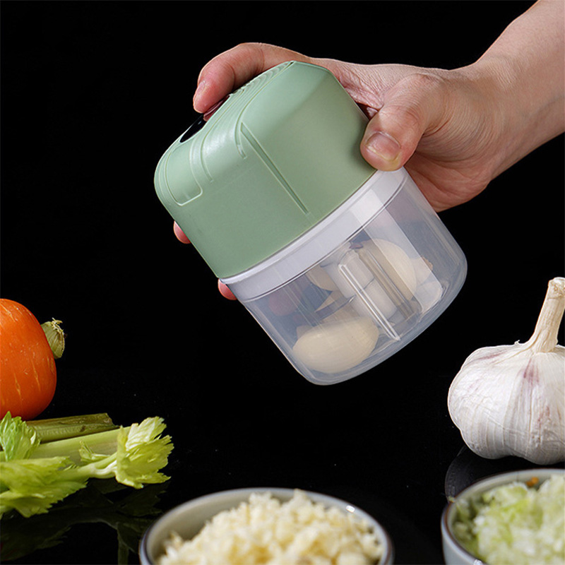 Automatic garlic chopper for household use